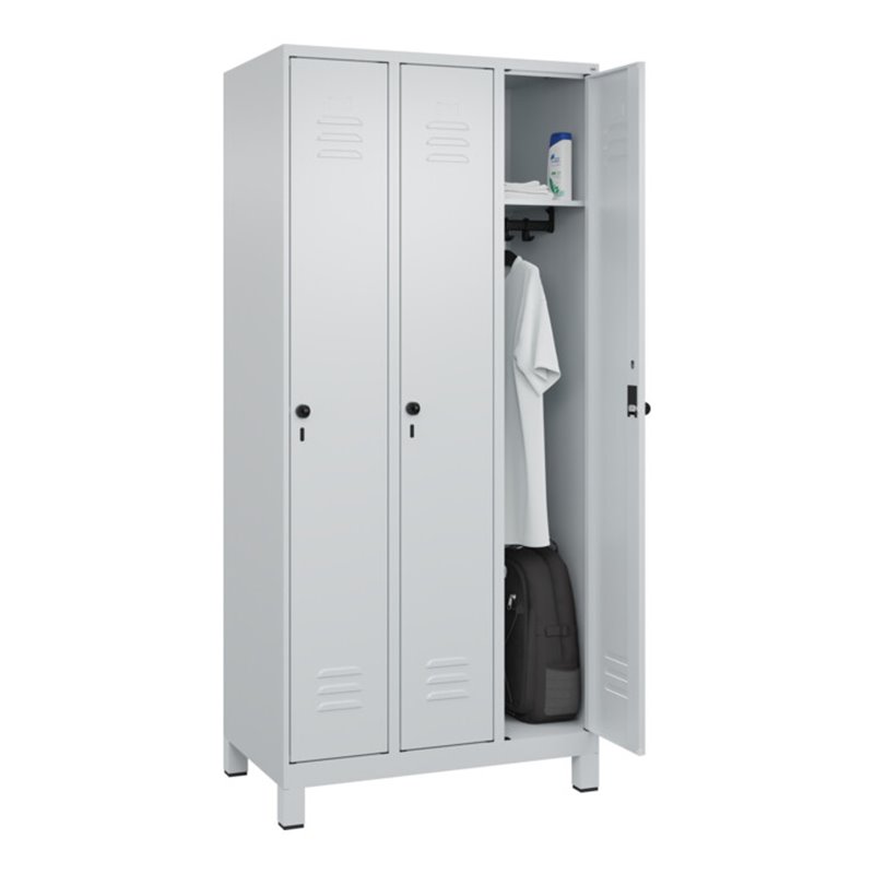 C+P Spind Classic PLUS, Füße, 3 Abteile, 1950x900x500mm, 7035/7035 Verschluss Sicherheits-Drehriegel 3 Garderobenhaken