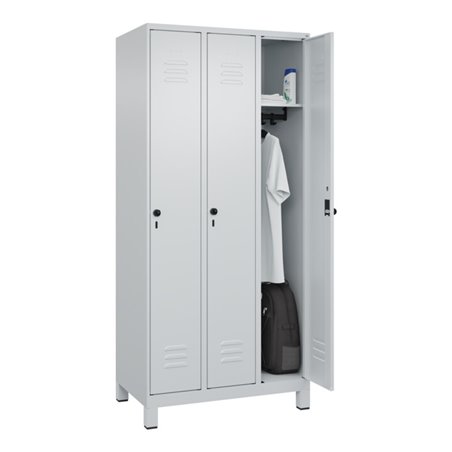C+P Spind Classic PLUS, Füße, 3 Abteile, 1950x900x500mm, 7035/7035 Verschluss Sicherheits-Drehriegel 3 Garderobenhaken