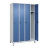 C+P Spind Classic PLUS, Füße, 4 Abteile, 1950x1200x500mm, 7035/5023 Verschluss Sicherheits-Drehriegel 3 Garderobenhaken