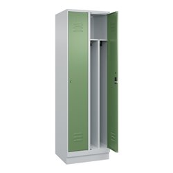 C+P Spind Classic PLUS, Sockel, 2 Abteile, 1950x600x500mm, 7035/6011 Verschluss Zylinderschloss 4 Garderobenhaken Trennwand mitt