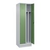 C+P Spind Classic PLUS, Sockel, 2 Abteile, 1950x600x500mm, 7035/6011 Verschluss Zylinderschloss 4 Garderobenhaken Trennwand mitt