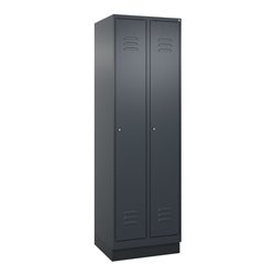 C+P Spind Classic PLUS, Sockel, 2 Abteile, 1950x600x500mm, 7016/7016 Verschluss Zylinderschloss 4 Garderobenhaken Trennwand mitt