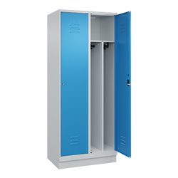 C+P Spind Classic PLUS, Sockel, 2 Abteile, 1950x800x500mm, 7035/5012 Verschluss Zylinderschloss 4 Garderobenhaken Trennwand mitt