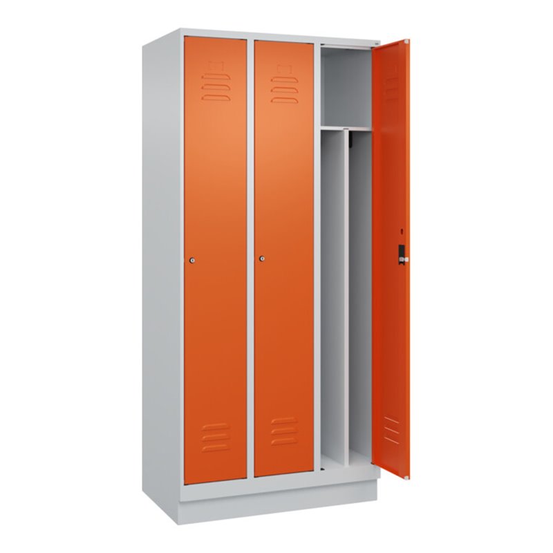 C+P Spind Classic PLUS, Sockel, 3 Abteile, 1950x900x500mm, 7035/2004 Verschluss Zylinderschloss 4 Garderobenhaken Trennwand mitt