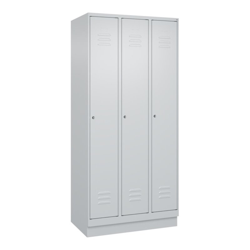 C+P Spind Classic PLUS, Sockel, 3 Abteile, 1950x900x500mm, 7035/7035 Verschluss Zylinderschloss 4 Garderobenhaken Trennwand mitt