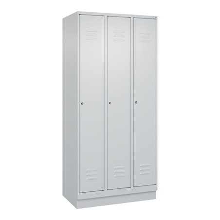 C+P Spind Classic PLUS, Sockel, 3 Abteile, 1950x900x500mm, 7035/7035 Verschluss Zylinderschloss 4 Garderobenhaken Trennwand mitt