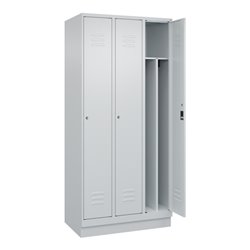 C+P Spind Classic PLUS, Sockel, 3 Abteile, 1950x900x500mm, 7035/7035 Verschluss Zylinderschloss 4 Garderobenhaken Trennwand mitt