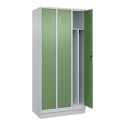 C+P Spind Classic PLUS, Sockel, 3 Abteile, 1950x900x500mm, 7035/6011 Verschluss Zylinderschloss 4 Garderobenhaken Trennwand mitt