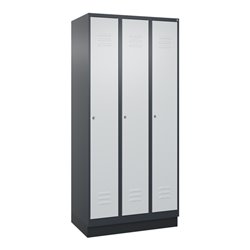 C+P Spind Classic PLUS, Sockel, 3 Abteile, 1950x900x500mm, 7016/7035 Verschluss Zylinderschloss 4 Garderobenhaken Trennwand mitt