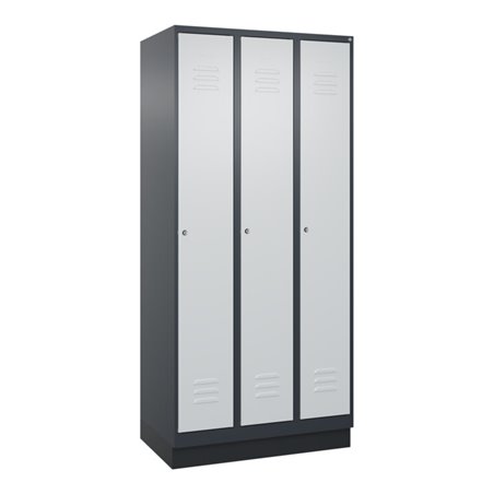 C+P Spind Classic PLUS, Sockel, 3 Abteile, 1950x900x500mm, 7016/7035 Verschluss Zylinderschloss 4 Garderobenhaken Trennwand mitt