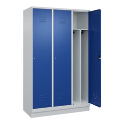 C+P Spind Classic PLUS, Sockel, 3 Abteile, 1950x1200x500mm, 7035/5010 Verschluss Zylinderschloss 4 Garderobenhaken Trennwand mit