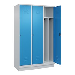 C+P Spind Classic PLUS, Sockel, 3 Abteile, 1950x1200x500mm, 7035/5012 Verschluss Zylinderschloss 4 Garderobenhaken Trennwand mit