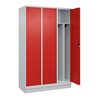 C+P Spind Classic PLUS, Sockel, 3 Abteile, 1950x1200x500mm, 7035/3020 Verschluss Zylinderschloss 4 Garderobenhaken Trennwand mit