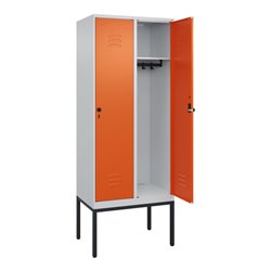 C+P Spind Classic PLUS, Gestell, 2 Abteile, 2120x800x500mm, 7035/2004 Verschluss Sicherheits-Drehriegel 4 Garderobenhaken