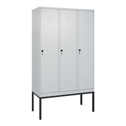 C+P Spind Classic PLUS, Gestell, 3 Abteile, 2120x1200x500mm, 7035/7035 Verschluss Sicherheits-Drehriegel 4 Garderobenhaken