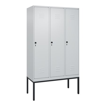 C+P Spind Classic PLUS, Gestell, 3 Abteile, 2120x1200x500mm, 7035/7035 Verschluss Sicherheits-Drehriegel 4 Garderobenhaken