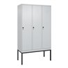 C+P Spind Classic PLUS, Gestell, 3 Abteile, 2120x1200x500mm, 7035/7035 Verschluss Sicherheits-Drehriegel 4 Garderobenhaken