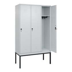 C+P Spind Classic PLUS, Gestell, 3 Abteile, 2120x1200x500mm, 7035/7035 Verschluss Sicherheits-Drehriegel 4 Garderobenhaken