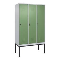 C+P Spind Classic PLUS, Gestell, 3 Abteile, 2120x1200x500mm, 7035/6011 Verschluss Sicherheits-Drehriegel 4 Garderobenhaken
