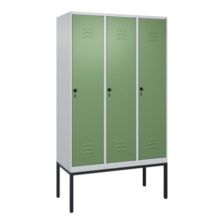 C+P Spind Classic PLUS, Gestell, 3 Abteile, 2120x1200x500mm, 7035/6011 Verschluss Sicherheits-Drehriegel 4 Garderobenhaken