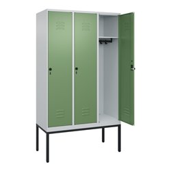C+P Spind Classic PLUS, Gestell, 3 Abteile, 2120x1200x500mm, 7035/6011 Verschluss Sicherheits-Drehriegel 4 Garderobenhaken