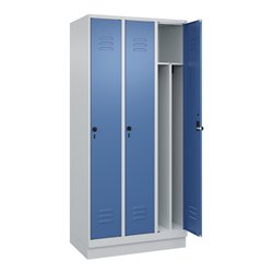 C+P Spind Classic PLUS, Sockel, 3 Abteile, 1950x900x500mm, 7035/5023 Verschluss Sicherheits-Drehriegel 4 Garderobenhaken Trennwa