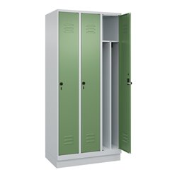 C+P Spind Classic PLUS, Sockel, 3 Abteile, 1950x900x500mm, 7035/6011 Verschluss Sicherheits-Drehriegel 4 Garderobenhaken Trennwa