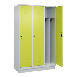 C+P Spind Classic PLUS, Sockel, 3 Abteile, 1950x1200x500mm, 7035/0024 Verschluss Sicherheits-Drehriegel 4 Garderobenhaken Trennw