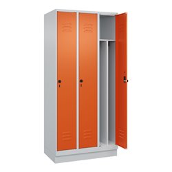 C+P Spind Classic PLUS, Sockel, 3 Abteile, 1950x900x500mm, 7035/2004 Verschluss Sicherheits-Drehriegel 4 Garderobenhaken Trennwa