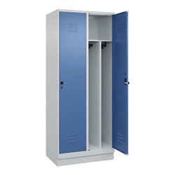 C+P Spind Classic PLUS, Sockel, 2 Abteile, 1950x800x500mm, 7035/5023 Verschluss Sicherheits-Drehriegel 4 Garderobenhaken Trennwa