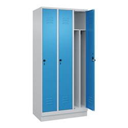 C+P Spind Classic PLUS, Sockel, 3 Abteile, 1950x900x500mm, 7035/5012 Verschluss Sicherheits-Drehriegel 4 Garderobenhaken Trennwa