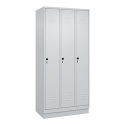 C+P Spind Classic PLUS, Sockel, 3 Abteile, 1950x900x500mm, 7035/7035 Verschluss Sicherheits-Drehriegel 4 Garderobenhaken Trennwa