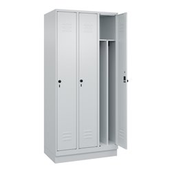 C+P Spind Classic PLUS, Sockel, 3 Abteile, 1950x900x500mm, 7035/7035 Verschluss Sicherheits-Drehriegel 4 Garderobenhaken Trennwa