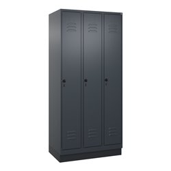 C+P Spind Classic PLUS, Sockel, 3 Abteile, 1950x900x500mm, 7016/7016 Verschluss Sicherheits-Drehriegel 4 Garderobenhaken Trennwa