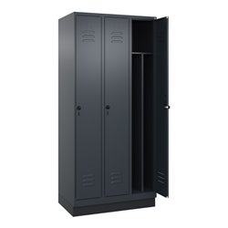 C+P Spind Classic PLUS, Sockel, 3 Abteile, 1950x900x500mm, 7016/7016 Verschluss Sicherheits-Drehriegel 4 Garderobenhaken Trennwa