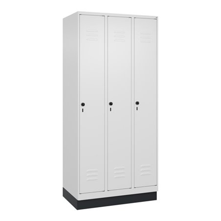 C+P Spind Classic PLUS, Sockel, 3 Abteile, 1950x900x500mm, 9016/9016 Verschluss Sicherheits-Drehriegel 4 Garderobenhaken Trennwa
