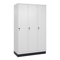 C+P Spind Classic PLUS, Sockel, 3 Abteile, 1950x1200x500mm, 9016/9016 Verschluss Sicherheits-Drehriegel 4 Garderobenhaken Trennw