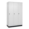 C+P Spind Classic PLUS, Sockel, 3 Abteile, 1950x1200x500mm, 9016/9016 Verschluss Sicherheits-Drehriegel 4 Garderobenhaken Trennw