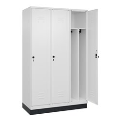 C+P Spind Classic PLUS, Sockel, 3 Abteile, 1950x1200x500mm, 9016/9016 Verschluss Sicherheits-Drehriegel 4 Garderobenhaken Trennw