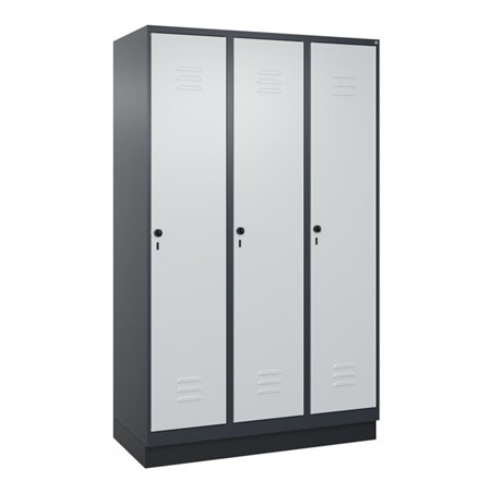 C+P Spind Classic PLUS, Sockel, 3 Abteile, 1950x1200x500mm, 7016/7035 Verschluss Sicherheits-Drehriegel 4 Garderobenhaken Trennw