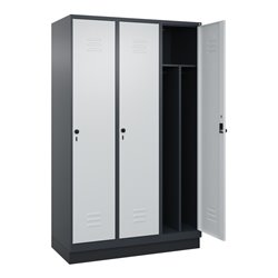 C+P Spind Classic PLUS, Sockel, 3 Abteile, 1950x1200x500mm, 7016/7035 Verschluss Sicherheits-Drehriegel 4 Garderobenhaken Trennw