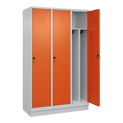 C+P Spind Classic PLUS, Sockel, 3 Abteile, 1950x1200x500mm, 7035/2004 Verschluss Sicherheits-Drehriegel 4 Garderobenhaken Trennw