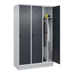 C+P Spind Classic PLUS, Sockel, 3 Abteile, 1950x1200x500mm, 7035/7016 Verschluss Sicherheits-Drehriegel 4 Garderobenhaken Trennw