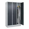 C+P Spind Classic PLUS, Sockel, 3 Abteile, 1950x1200x500mm, 7035/7016 Verschluss Sicherheits-Drehriegel 4 Garderobenhaken Trennw