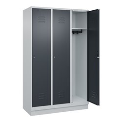 C+P Spind Classic PLUS, Sockel, 3 Abteile, 1950x1200x500mm, 7035/7016 Verschluss Zylinderschloss 4 Garderobenhaken