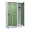 C+P Spind Classic PLUS, Sockel, 3 Abteile, 1950x1200x500mm, 7035/6011 Verschluss Sicherheits-Drehriegel 4 Garderobenhaken
