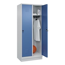 C+P Spind Classic PLUS, Sockel, 2 Abteile, 1950x800x500mm, 7035/5023 Verschluss Sicherheits-Drehriegel 4 Garderobenhaken