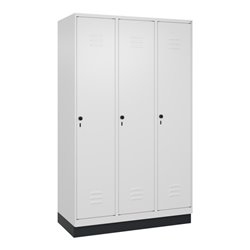 C+P Spind Classic PLUS, Sockel, 3 Abteile, 1950x1200x500mm, 9016/9016 Verschluss Sicherheits-Drehriegel 4 Garderobenhaken