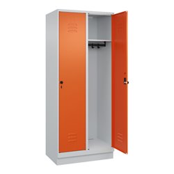 C+P Spind Classic PLUS, Sockel, 2 Abteile, 1950x800x500mm, 7035/2004 Verschluss Sicherheits-Drehriegel 4 Garderobenhaken
