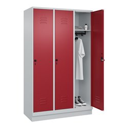 C+P Spind Classic PLUS, Sockel, 3 Abteile, 1950x1200x500mm, 7035/3003 Verschluss Sicherheits-Drehriegel 4 Garderobenhaken